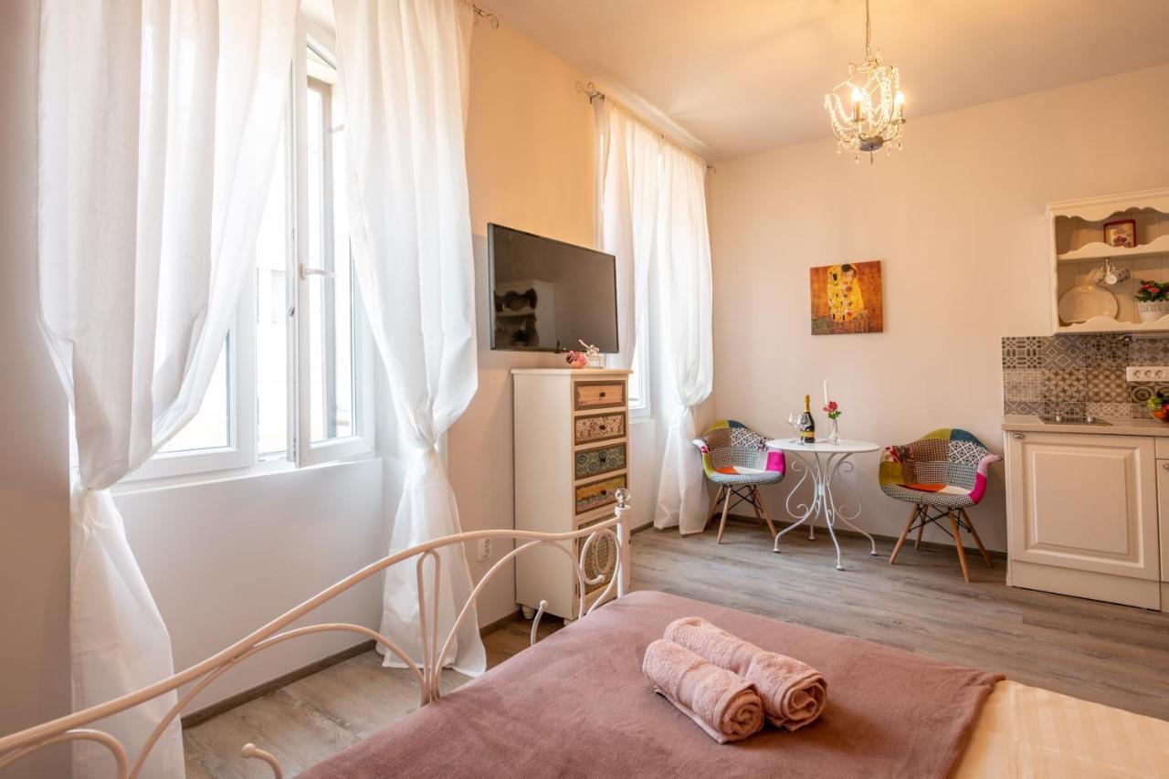 Old City Romantic Studios 4 With Free Private Parking 普拉 外观 照片